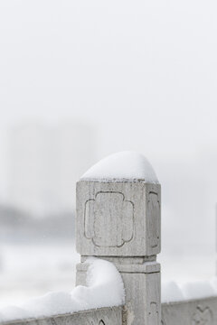 冬天大雪覆盖的护栏