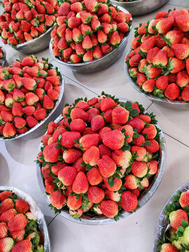 很多草莓