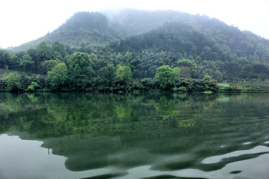 青山河面倒影