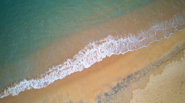 清澈浪花沙滩照片