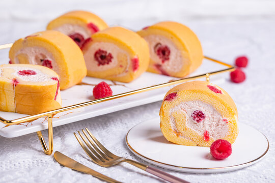 树莓蛋糕卷甜品