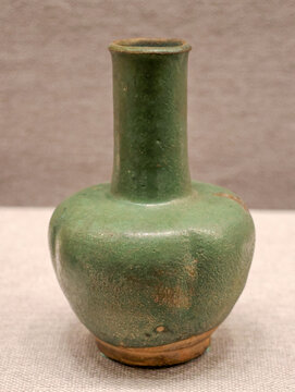 唐代邛窑绿釉瓜棱瓶