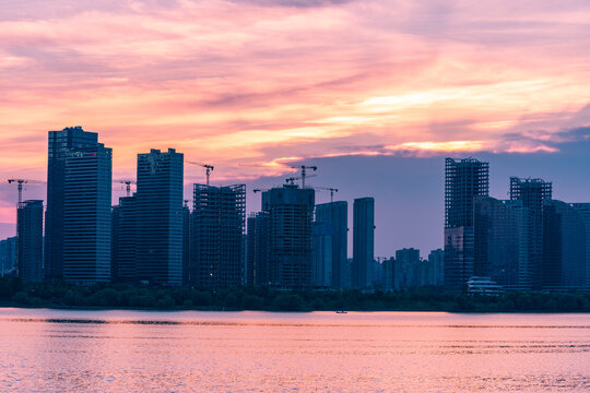 长沙湘江沿岸湖南金融中心建筑群夕阳风景