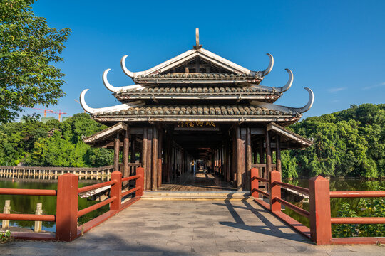 湖南长沙烈士公园跃进湖风雨桥