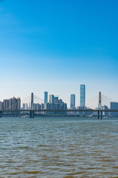 湖南金融中心建筑群背景下的湘江银盆岭大桥