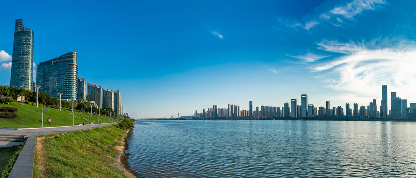 长沙湘江沿岸建筑群风光全景图