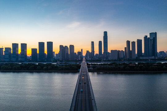 航拍长沙橘子洲大桥湘江沿岸城市风光