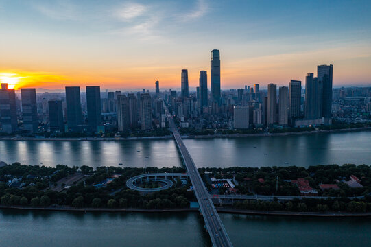 航拍长沙橘子洲大桥湘江沿岸城市风光