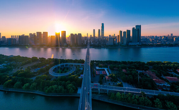 航拍长沙橘子洲大桥湘江沿岸城市风光全景图