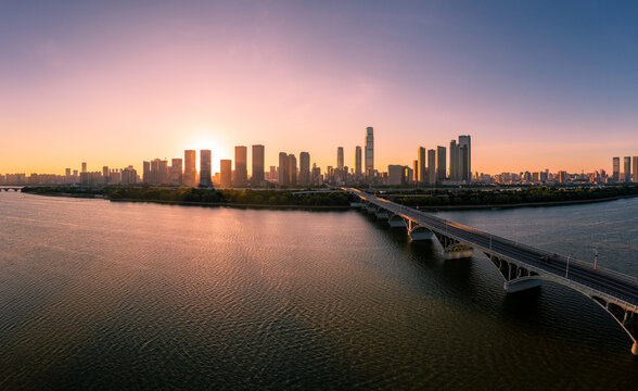 航拍长沙橘子洲大桥湘江沿岸城市风光全景图