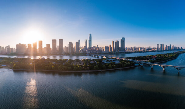 航拍长沙橘子洲大桥湘江沿岸城市风光全景图