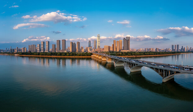 航拍长沙橘子洲大桥湘江沿岸城市风光