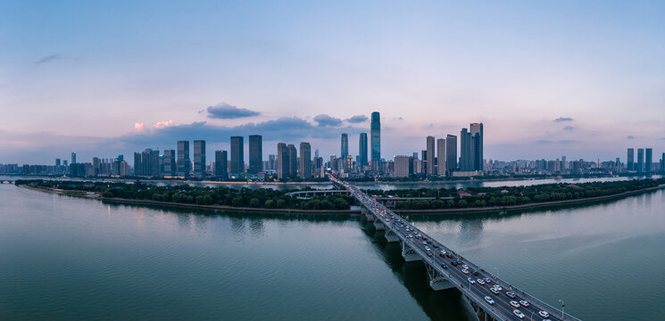 航拍长沙橘子洲大桥湘江沿岸城市风光全景图