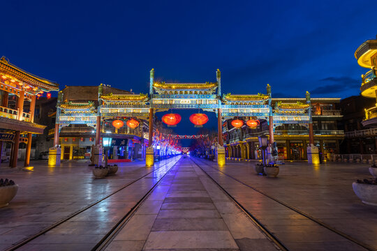 挂红灯笼的北京前门大街牌坊夜景