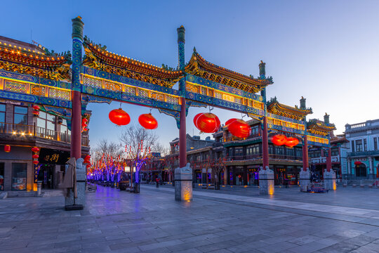 挂红灯笼的北京前门大街牌坊夜景