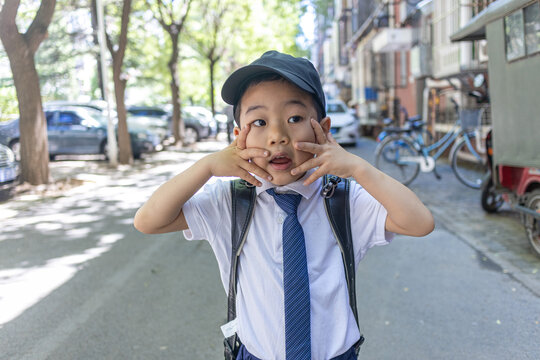 一个背书包穿校服的快乐小学生