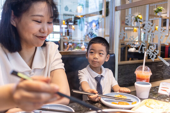 母子在茶餐厅用餐