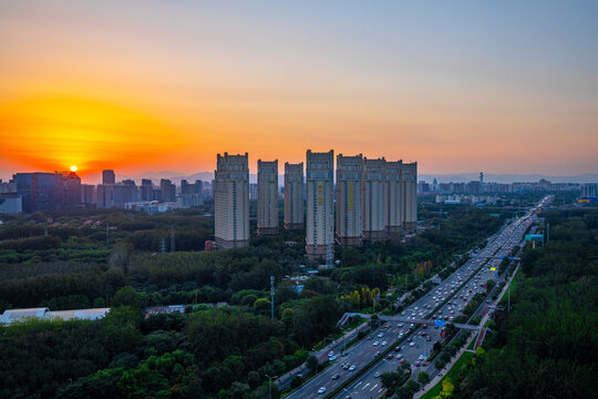 夕阳下的北京北四环城市风光