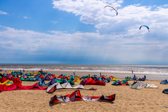 沙滩上五颜六色的风筝冲浪设备