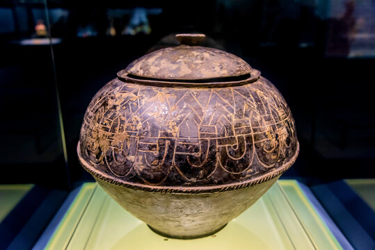 上海博物馆黑陶刻纹盖罐