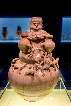 上海博物馆三国青釉堆塑人物罐