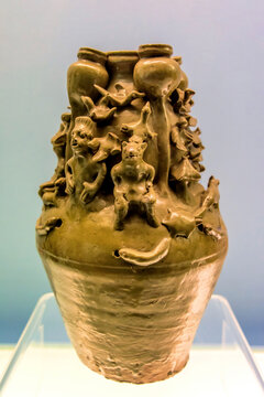 上海博物馆三国青釉堆塑人物罐