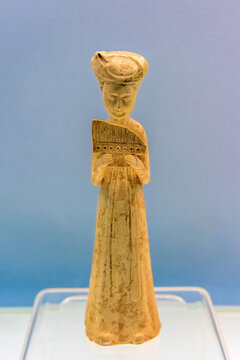 上海博物馆隋代白釉陶吹箫女俑