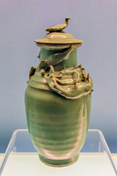 上海博物馆宋青釉堆塑蟠龙盖瓶