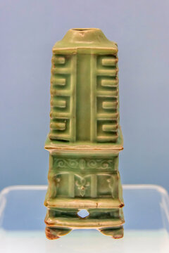 上海博物馆元龙泉窑八卦方瓶
