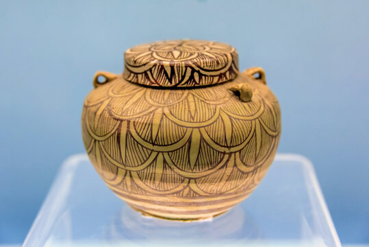 上海博物馆宋白地褐花叶纹盖罐