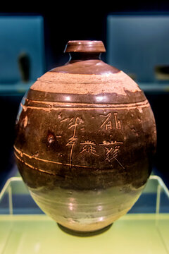 上海博物馆西夏黑釉西夏文瓶