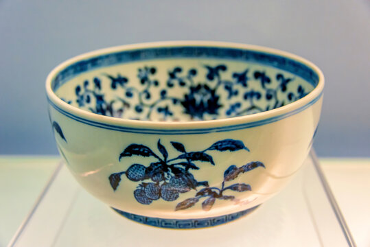 上海博物馆明青花花卉纹碗
