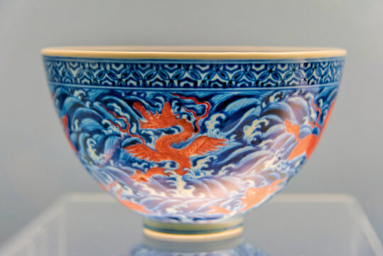 上海博物馆明青花红彩海兽纹碗