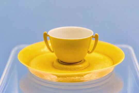 上海博物馆清代黄釉碗托