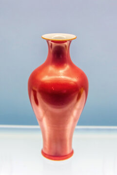 上海博物馆清代珊瑚红釉瓶