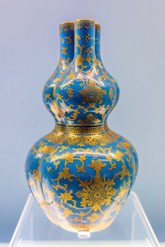 上海博物馆蓝地金彩三管葫芦瓶