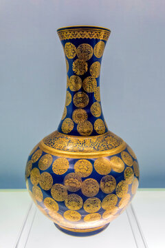 上海博物馆蓝地金彩团花纹瓶
