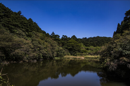 山间的湖水