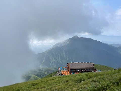 蓝天白云绿山大雾