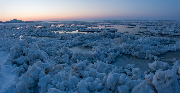 松花江冰封流冰和冰层