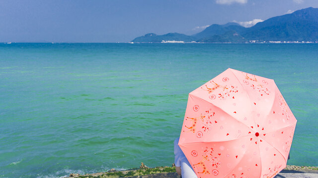 海边沙滩雨伞