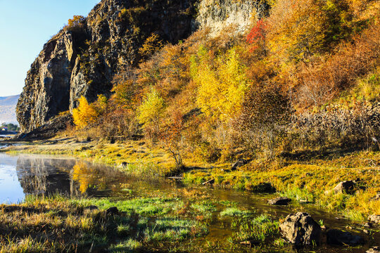 悬崖峭壁秋季树林河流