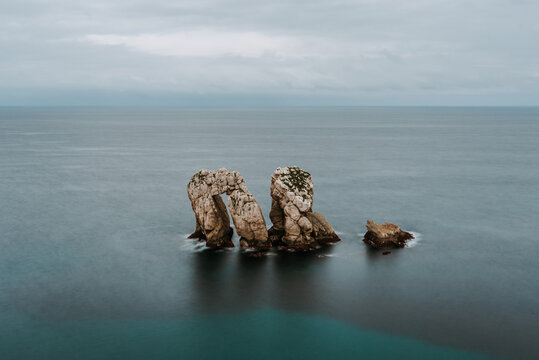 海上礁石航拍景观