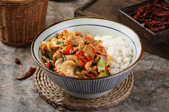 白木耳炒肉盖码饭
