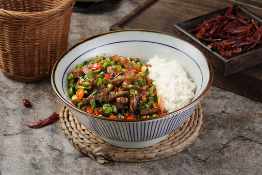 青椒拆骨肉盖码饭