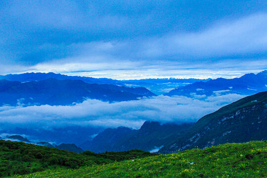 雾气云海中的九顶山