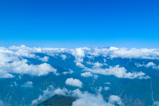 雾气云海中的九顶山