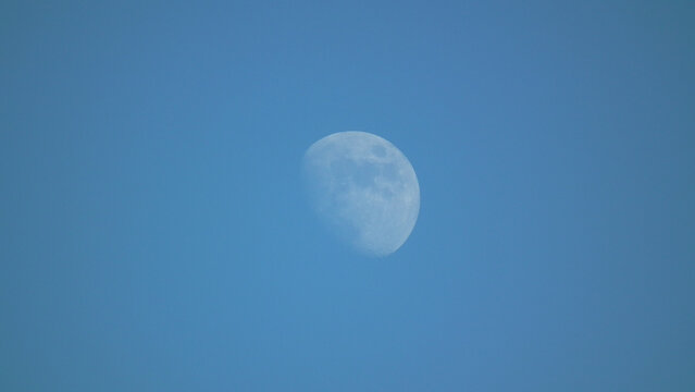 蓝色白天下的月亮