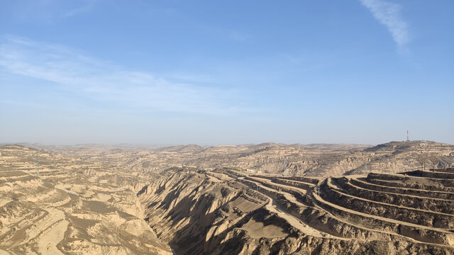 甘肃庆阳冬天黄土地山沟梯田