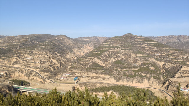 甘肃庆阳冬天黄土地山沟公路